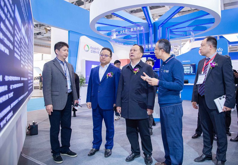 湖南省人大常委会副主任周农，工信部、交通部及湖南省、长沙市与会领导，以及当地交通行业代表和媒体等都莅临304am永利集团展区参观交流。